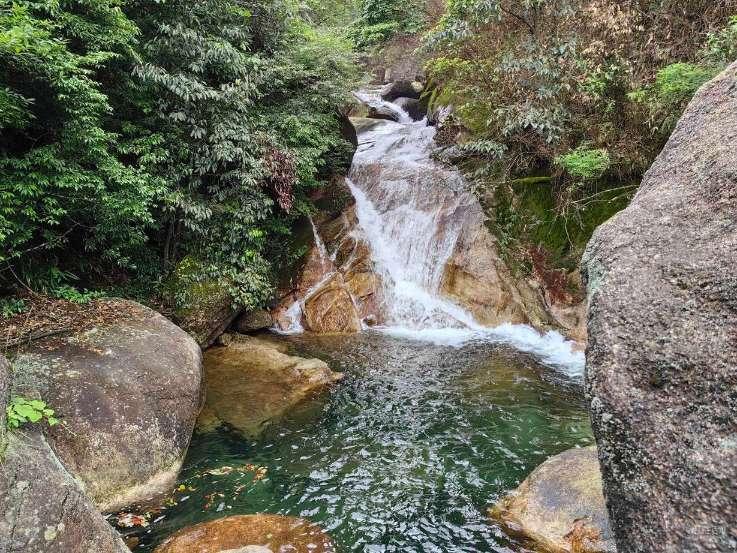 雪天高速结冰，车主们被困高速，附近村民免费送来泡面热水